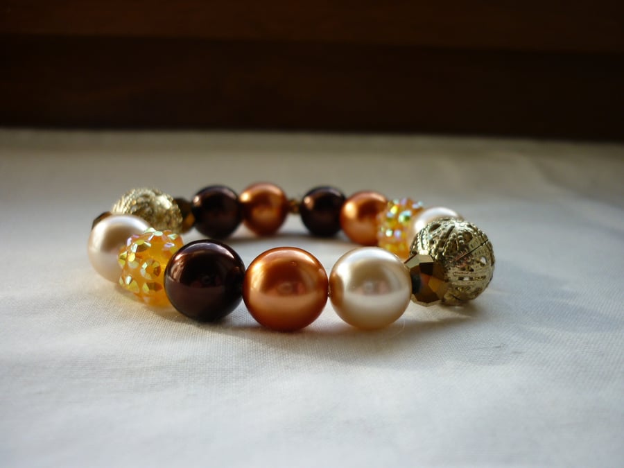 BROWN, COPPER AND GOLD BRACELET.  813