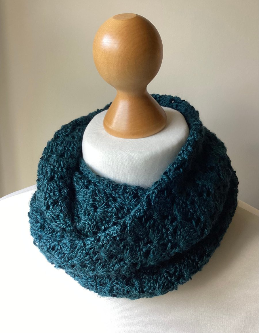 Lacy infinity circle scarf in wool and silk