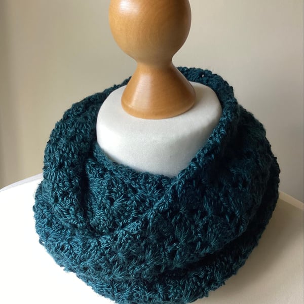 Lacy infinity circle scarf in wool and silk