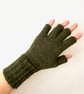 Fingerless gloves dark green - Image 1