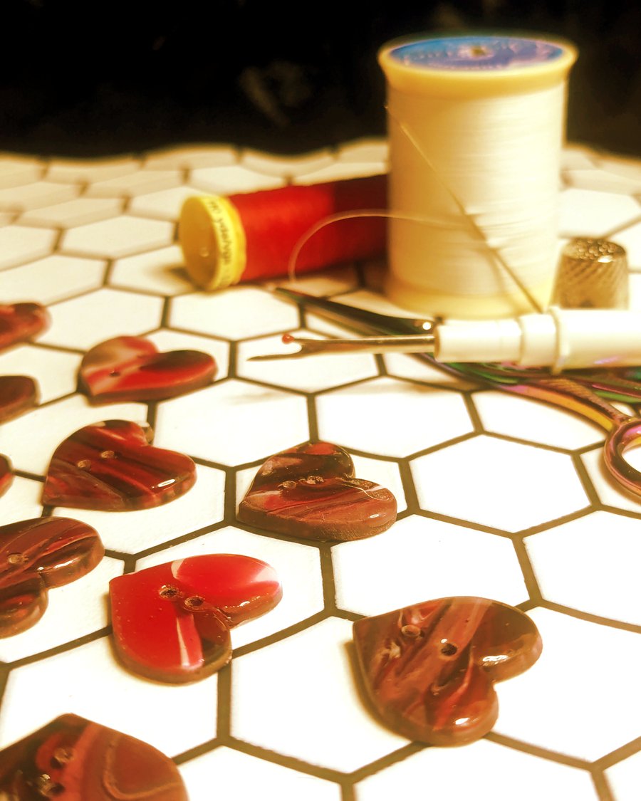 Heart buttons - 30mm - red marble effect