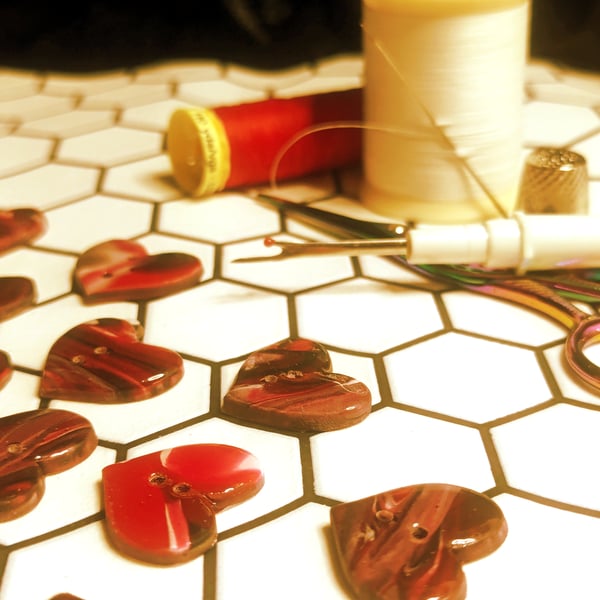 Heart buttons - 30mm - red marble effect