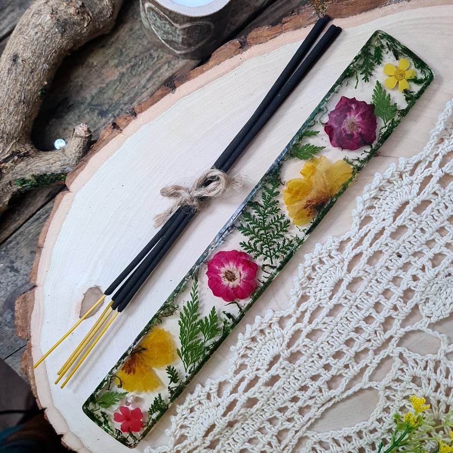 Floral moss incense holder