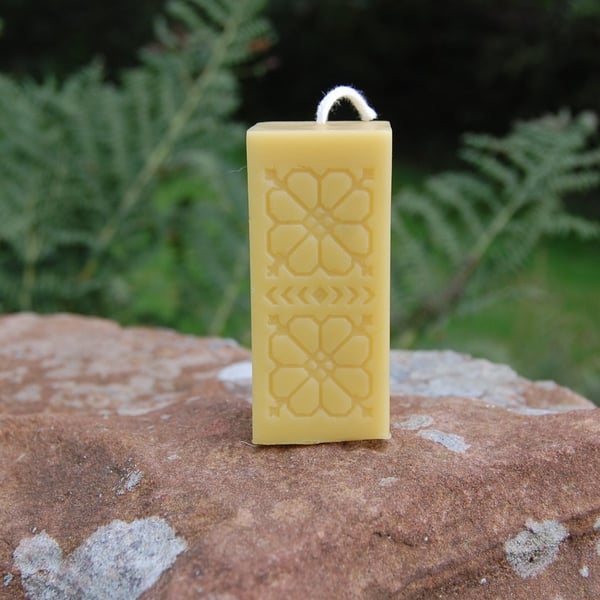 Hand Poured Natural Beeswax Wildflower Candle 7.5cm-3 inches - Burn Time 5 Hours