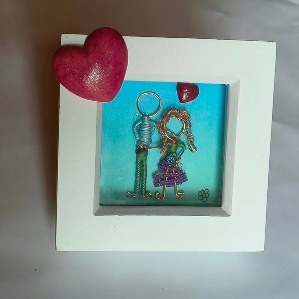 Recycled copperwire couple with heart, in mini frame