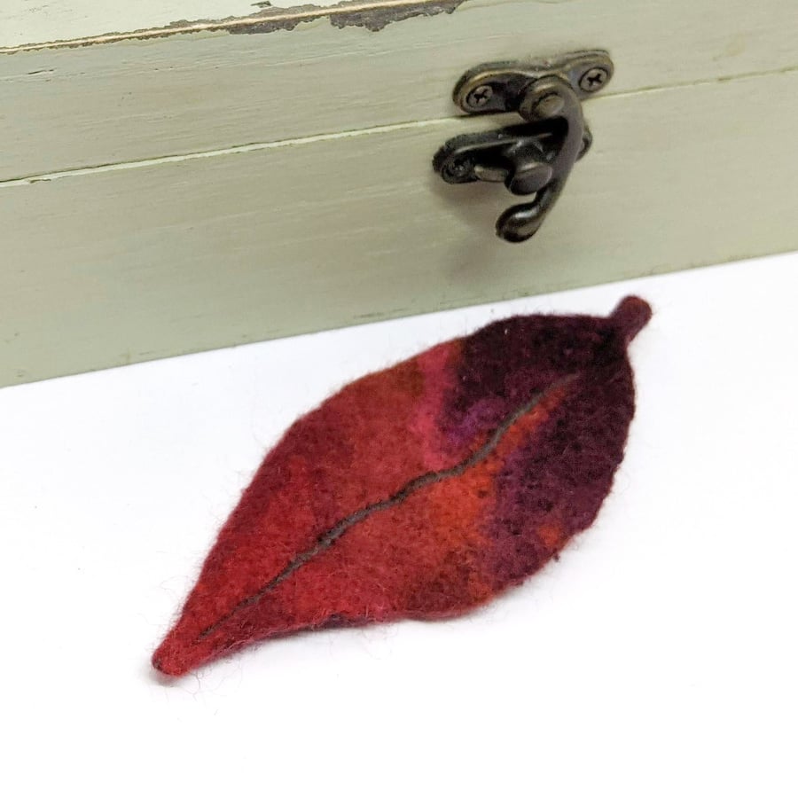 Felted leaf brooch : shades of autumnal red