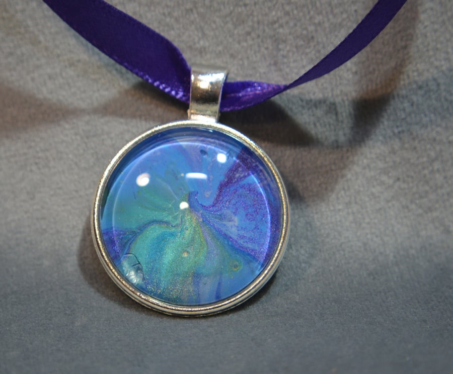 Round Pendant decorated by Acrylic Paint Pouring method