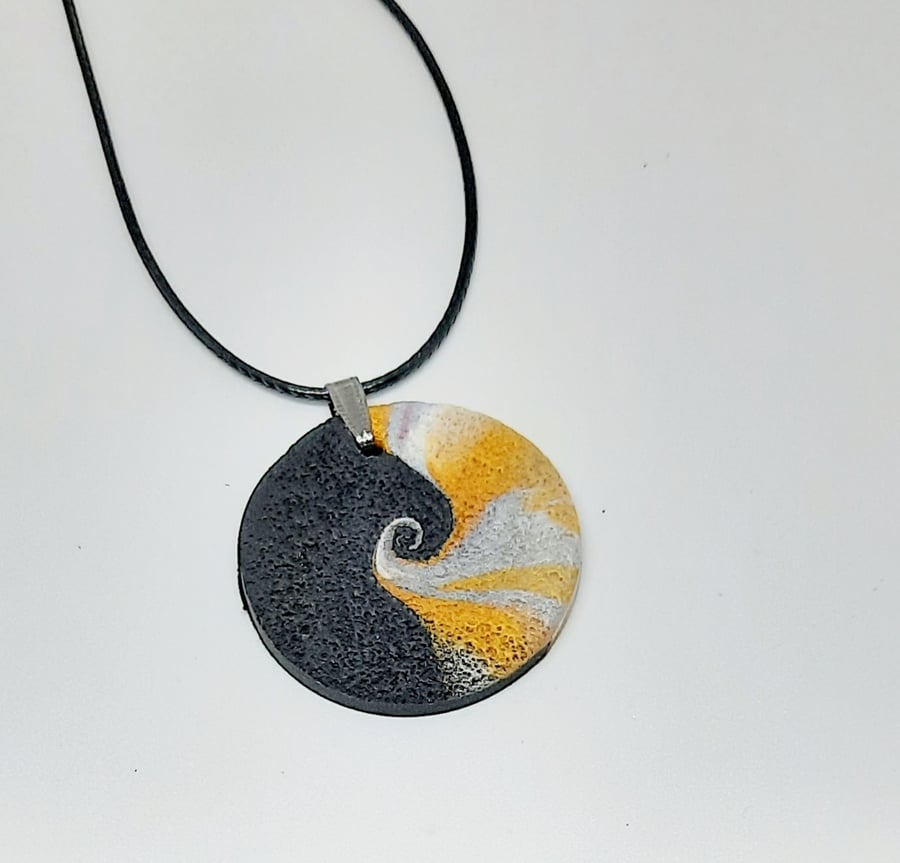 Swirl pendant necklace 
