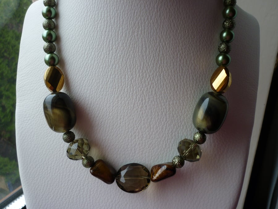 SHADES OF GREENS AND BROWNS CHUNKY NECKLACE.  