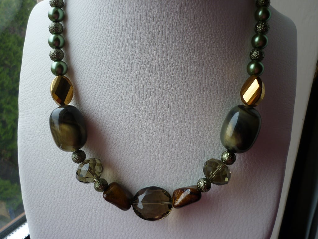 SHADES OF GREENS AND BROWNS CHUNKY NECKLACE.  