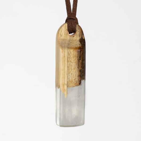 Pendant necklace made with wood and resin