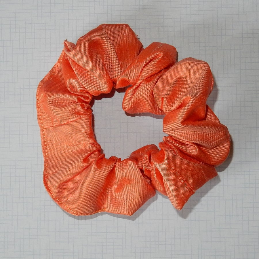 Scrunchy silk pale orange
