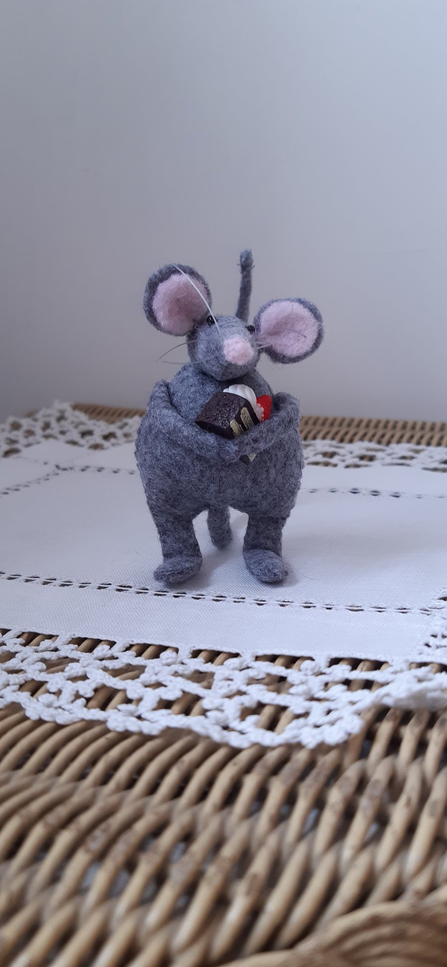 Handsewn character felt mouse: cake loving mouse