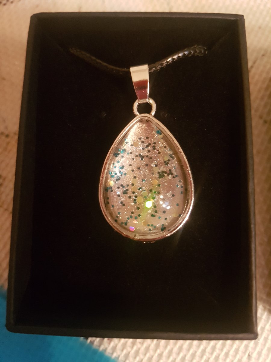 Teardrop shimmering pendant