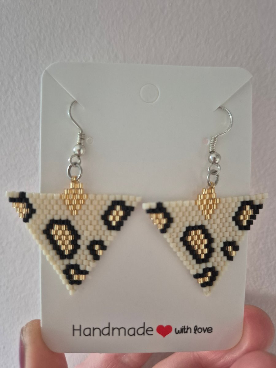 Triangular earrings with leopar pattern 