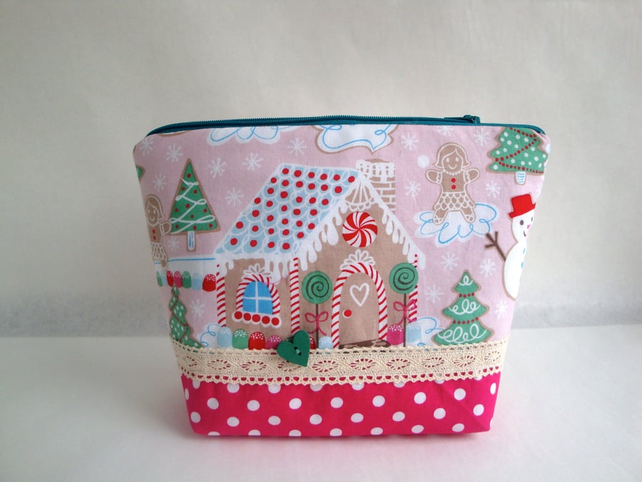  Cotton Christmas  Toiletries bag - gingerbread house 