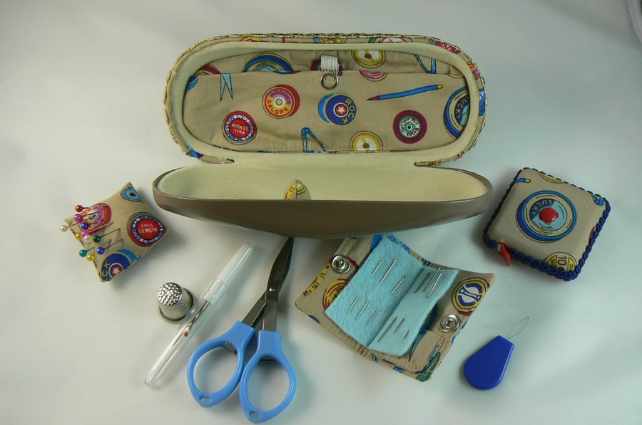sewing case with accessories (beige)