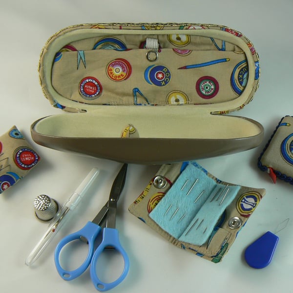 sewing case with accessories (beige)