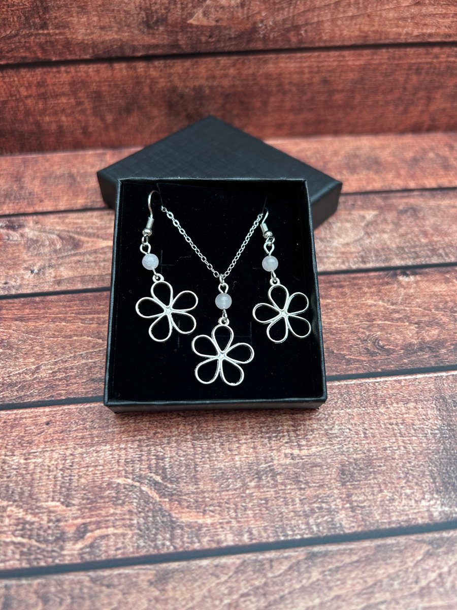 Delicate Flower Earrings – Elegant Silver Design
