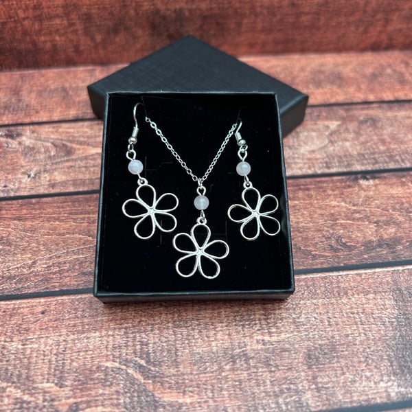Delicate Flower Earrings – Elegant Silver Design