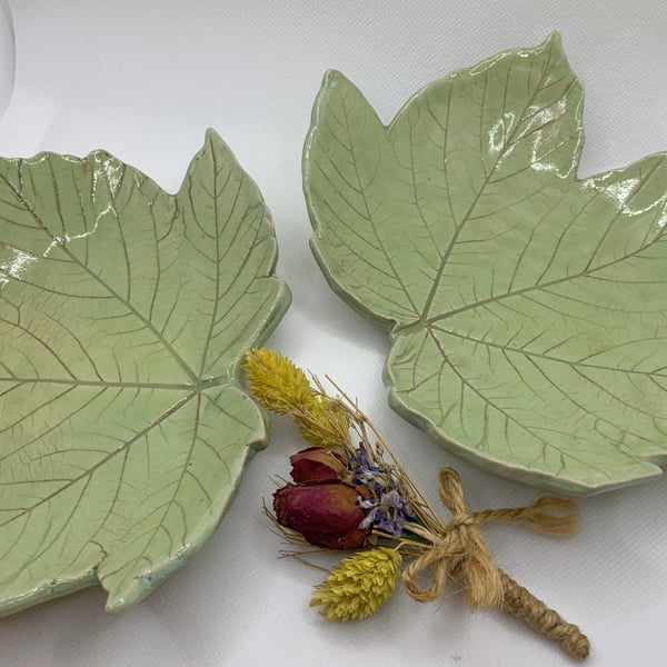 Set of 2 leaf dishes