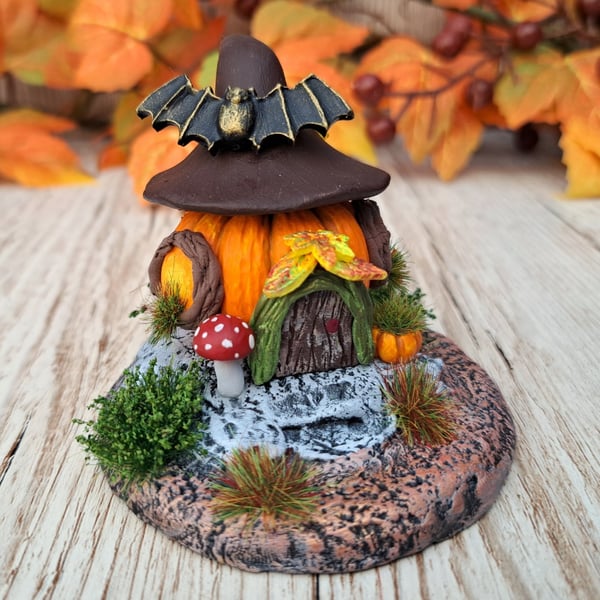 Halloween Decoration  - Pumpkin Cottage with Bat
