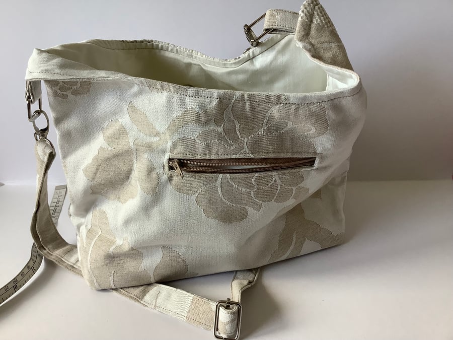 Lightweight shoulder bag. 