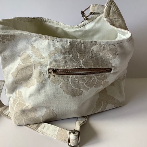 Lightweight shoulder bag. 