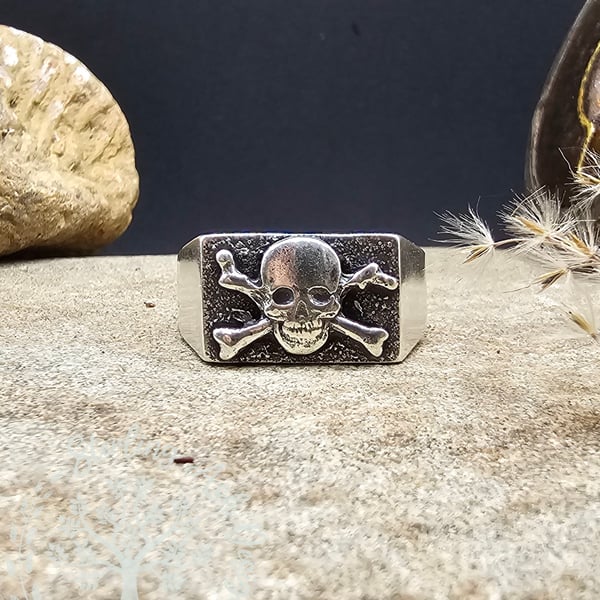 Jolly Roger Skull and Crossbones Hallmarked Solid Sterling Silver Gents Ring