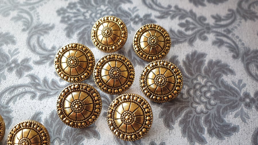 20.3mm 32L Flower buttons Antique Gold. Light weight