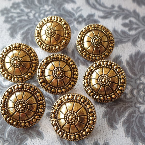 20.3mm 32L Flower buttons Antique Gold. Light weight