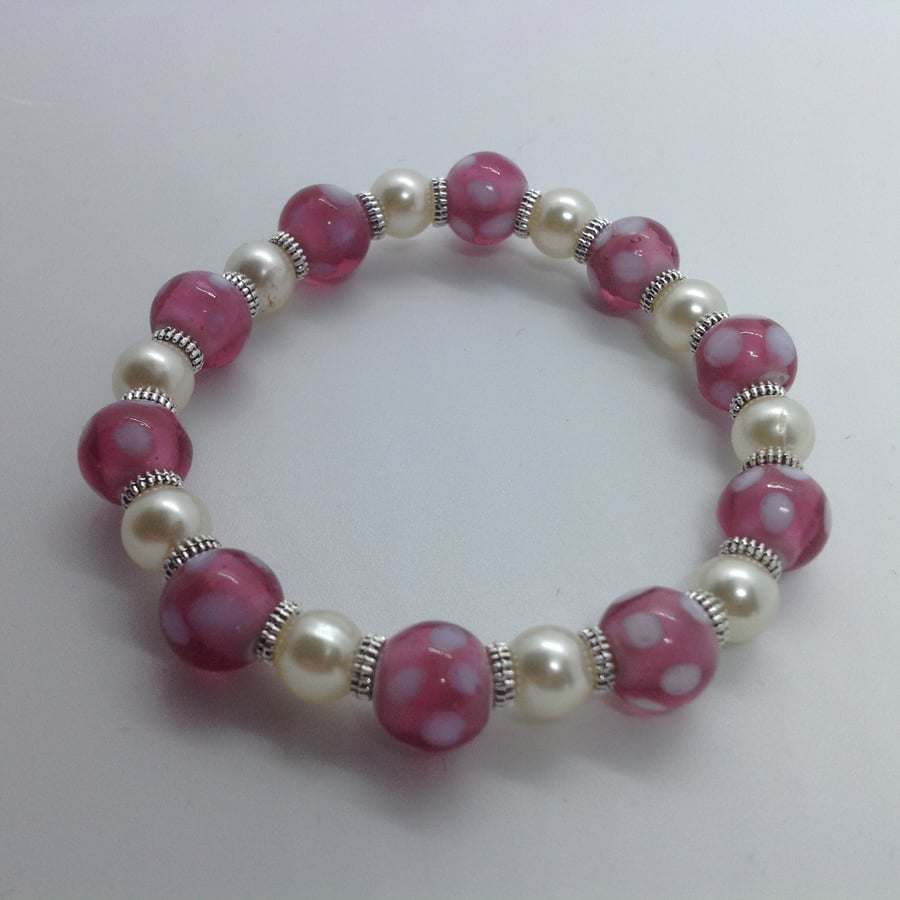 Pretty pink and pearl stretchy bracelet