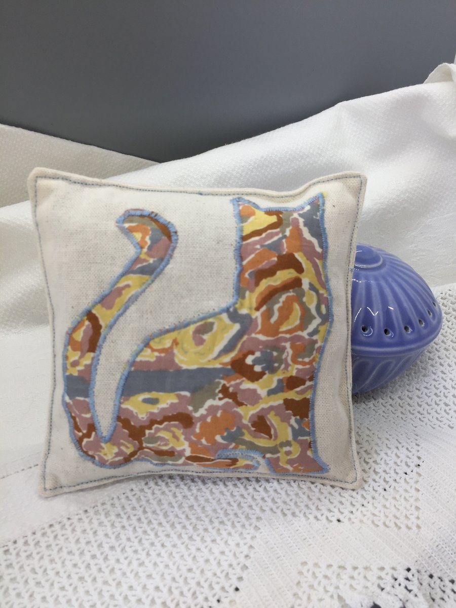 Lavender bag for linen with cat appliqué 