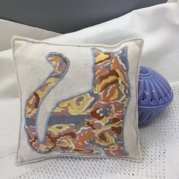 Lavender bag for linen with cat appliqué 