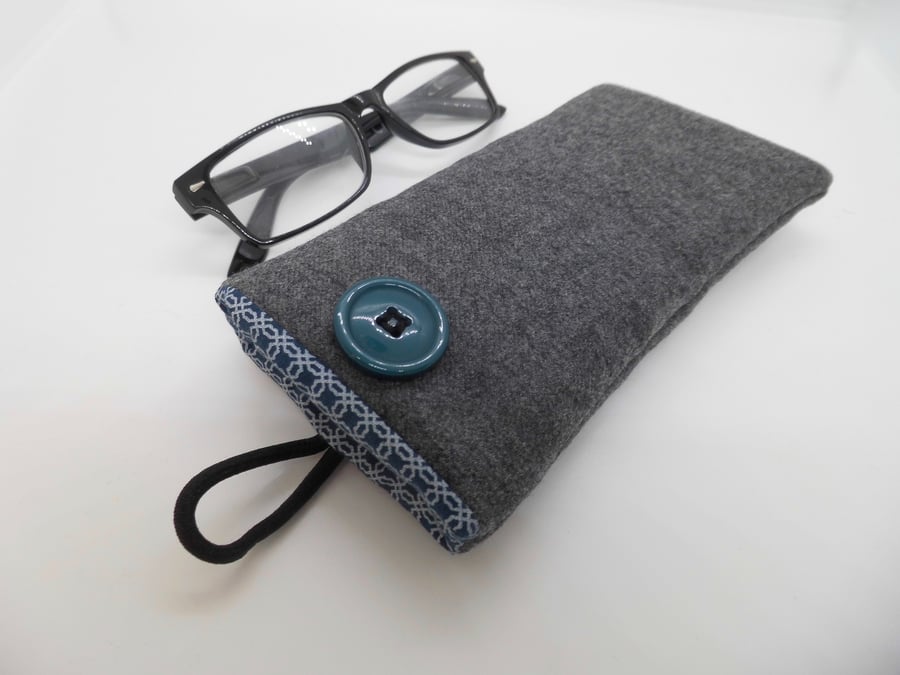 Glasses case made with grey pure wool fabric