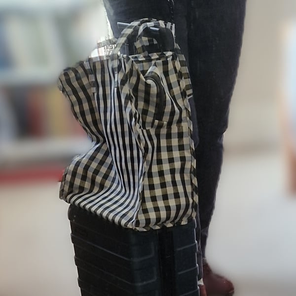 The perfect zipped holdall for extra luggage, shopping bag or overnight bag