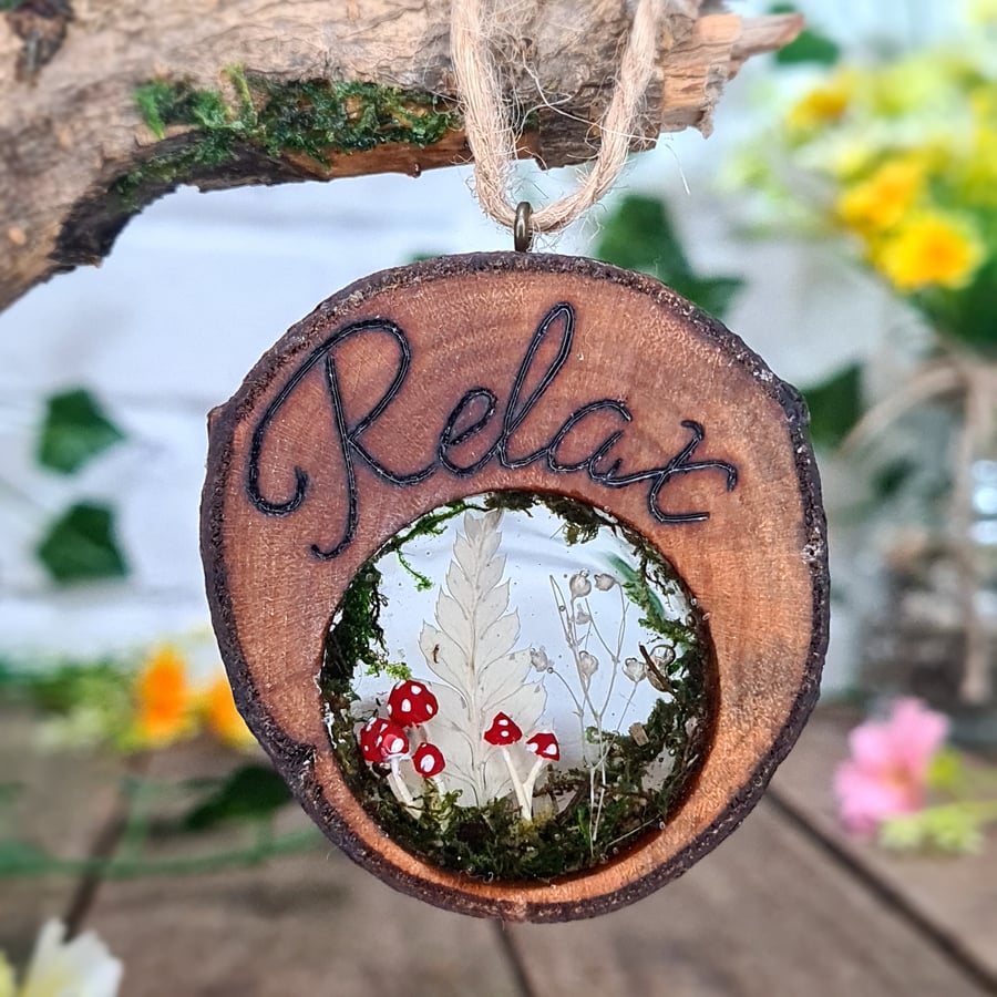 Pyrography log slice decoration 'Relax'