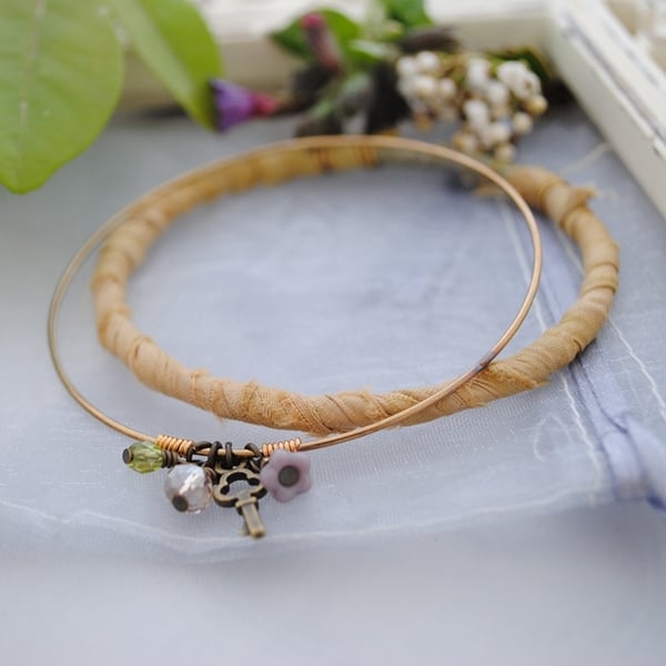 Sari bangle charm bracelet set with key (olive)