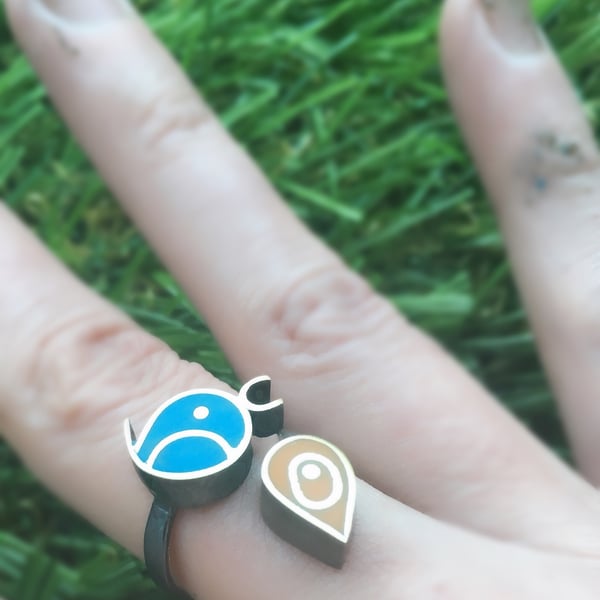 A bird and seed ring in Sterling silver  filled with coloured resin.