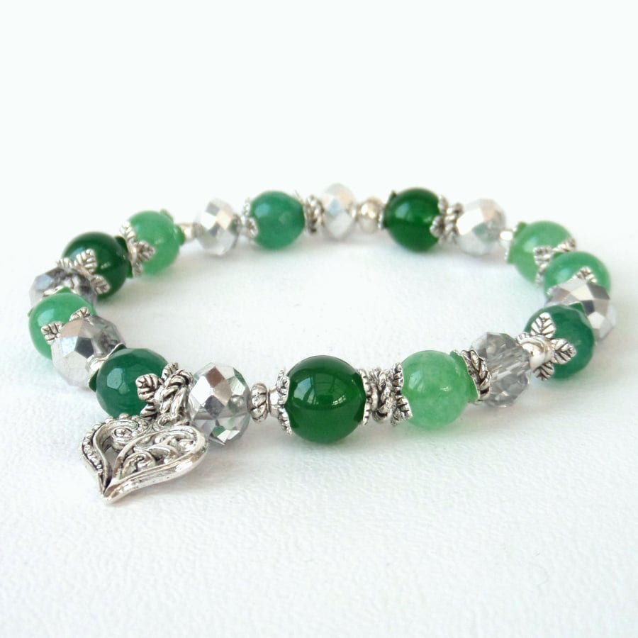 Green gemstone and crystal stretchy bracelet with heart charm embellishment 