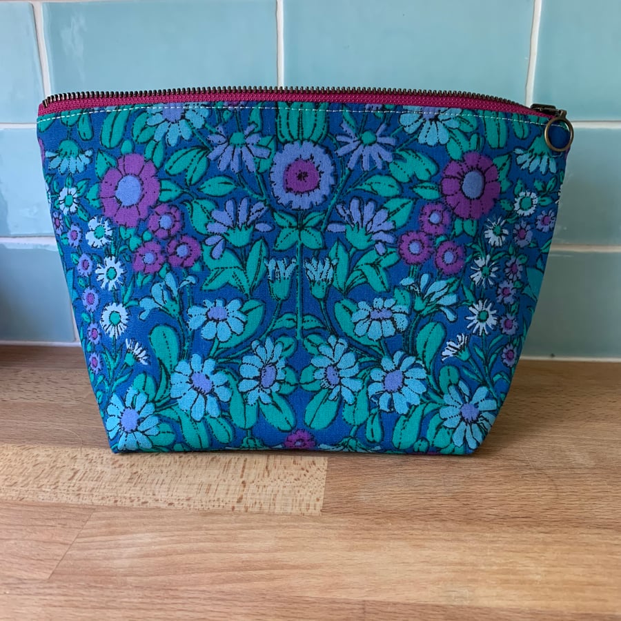 Vintage Daisy Chain zip bag