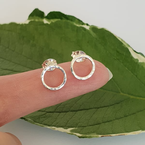 (Made to Order) 9mm Hammered Circle Stud Earrings (Sterling Silver)