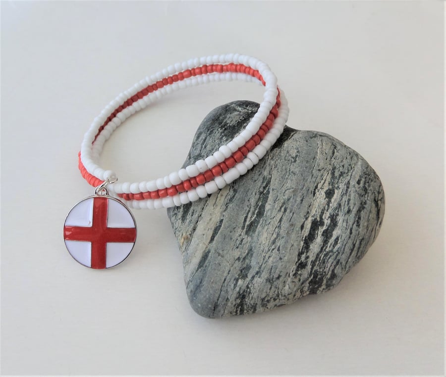 Red & white seed bead memory wire bracelet, enamelled charm.