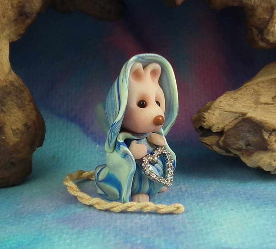 Downland Mouse 'Milla' with jewelled heart OOAK Sculpt