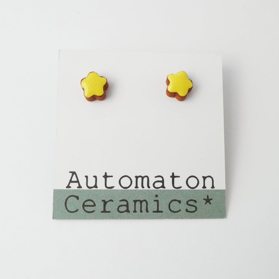 Flower stud earrings, yellow.