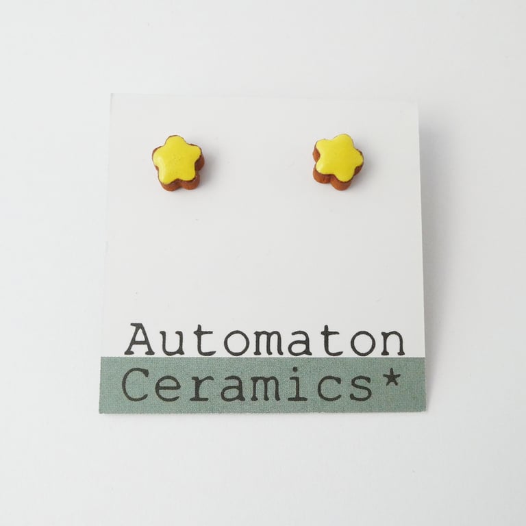 Flower stud earrings, yellow.