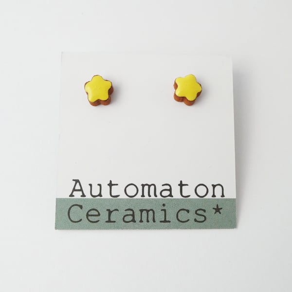 Flower stud earrings, yellow.