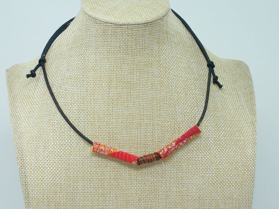 Fabric bead necklace with waxed cotton cord - Rouge 