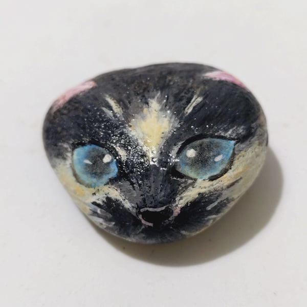 Hand-Painted Pebble – Siamese Cat Portrait with Blue Eyes