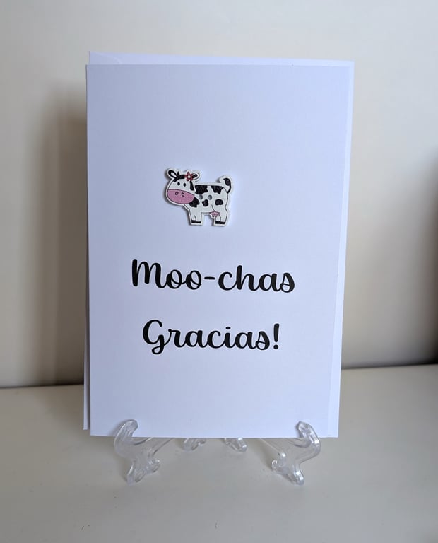 Greeting card to say thank you with a cow button "Moo-chas gracias"